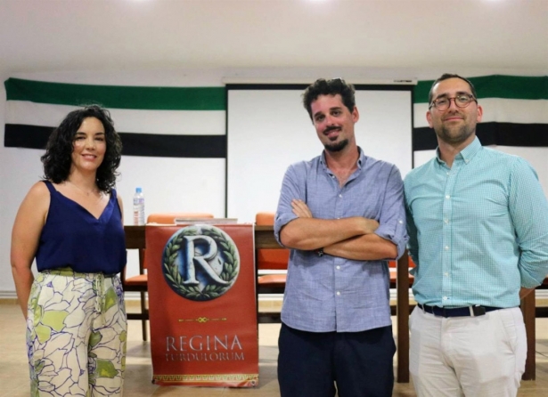 De izquierda a derecha, los investigadores del Departamento de Prehistoria y Arqueología de la UGR responsables de este estudio: Araceli Cristo Ropero, Pablo González Zambrano y Javier Martínez Jiménez (UGR)