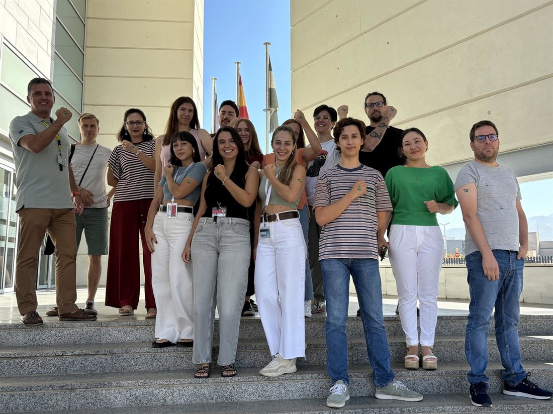 Miembros del grupo de Comunicación Intercelular de la Universidad de Granada en la Semana Mundial de las Enfermedades Mitocondriales del año 2024. Julia Corral, primera autora del estudio, al frente con camiseta negra (UGR) Miembros del grupo de Comunicación Intercelular de la Universidad de Granada en la Semana Mundial de las Enfermedades Mitocondriales del año 2024. Julia Corral, primera autora del estudio, al frente con camiseta negra (UGR)
