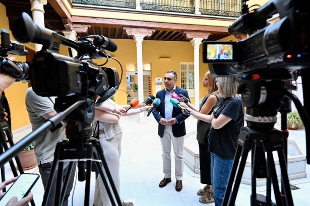 El presidente de la Diputación de Granada, Francis Rodríguez, atiende a los medios en el Palacio de Niñas Nobles (DIPUTACIÓN)