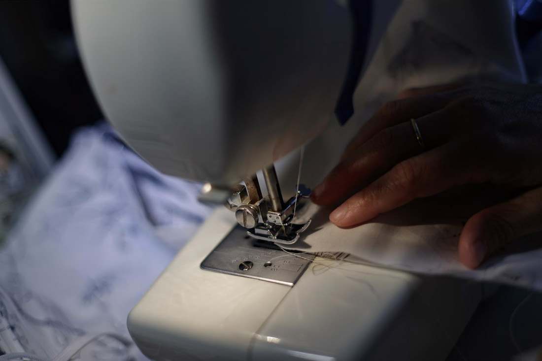 Una mujer cose una mascarilla con una máquina de coser dentro de una iniciativa de un grupo de amigas que donará mascarillas para la protección frente al coronavirus (EDUARDO PARRA - EUROPA PRESS) Una mujer cose una mascarilla con una máquina de coser dentro de una iniciativa de un grupo de amigas que donará mascarillas para la protección frente al coronavirus (EDUARDO PARRA - EUROPA PRESS)
