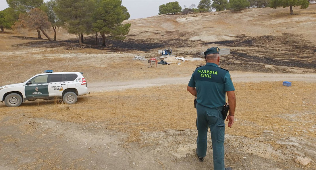 Agente de la Guardia Civil en tareas de investigación en la zona afectada por el incendio de Benamaurel y Castilléjar, en el norte de la provincia de Granada (GUARDIA CIVIL) Agente de la Guardia Civil en tareas de investigación en la zona afectada por el incendio de Benamaurel y Castilléjar, en el norte de la provincia de Granada (GUARDIA CIVIL)