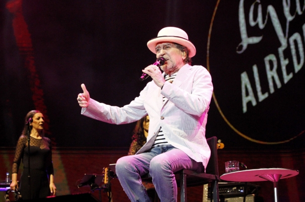 El cantautor Joaquín Sabina durante su actuación en la plaza de Toros de Granada el pasado jueves (J. PALMA)