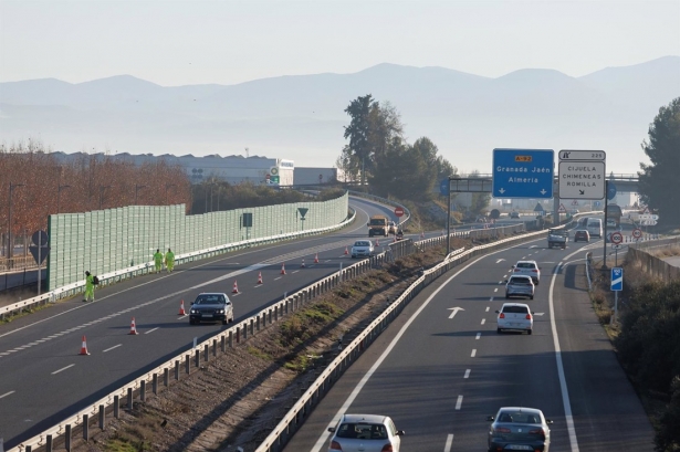 Imagen de archivo de la A-92 en el entorno de Granada capital (ÁLEX CÁMARA / EUROPA PRESS)