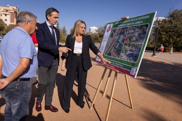 La alcaldesa de Granada, Marifrán Carazo, en la zona de juegos infantiles en la Avenida Federico García Lorca. (AYUNTAMIENTO DE GRANADA)