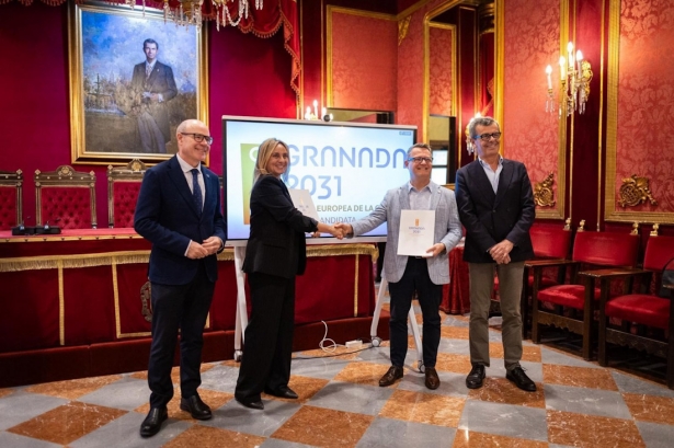 La alcaldesa de Granada, Marifrán Carazo, junto a la representación del Grupo Coimbra de Universidades (AYUNTAMIENTO DE GRANADA)
