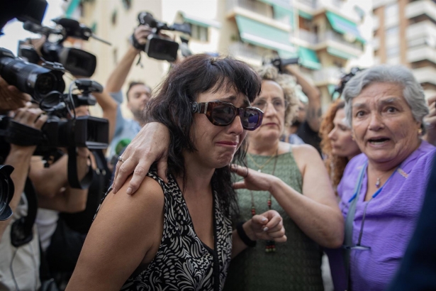 Llegada de Juana Rivas con su hijo menor al punto de encuentro familiar de Granada el pasado 22 de julio (ANTONIO L. JUÁREZ/EUROPA PRESS)
