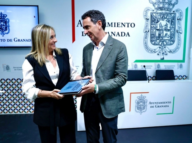 La alcaldesa de Granada, Marifrán Carazo, y el concejal de Urbanismo, Enrique Catalina, en imagen de archivo (AYUNTAMIENTO) La alcaldesa de Granada, Marifrán Carazo, y el concejal de Urbanismo, Enrique Catalina, en imagen de archivo (AYUNTAMIENTO)