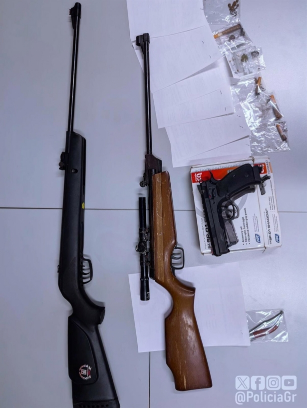 Armas de cuarta categoría intervenidas en un local clandestino de cachimbas en Granada (PERFIL DE POLICÍA LOCAL EN LA RED SOCIAL X)