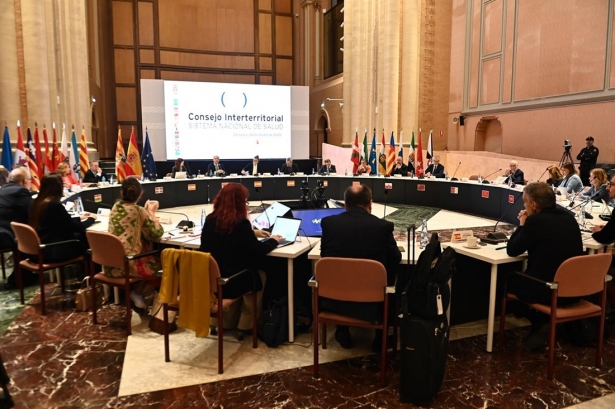 La ministra de Sanidad, Mónica García (c), interviene en el pleno del Consejo Interterritorial del Sistema Nacional de Salud (CISNS), en la sede de la Diputación General de Aragón. (RAMÓN COMET / EUROPA PRESS) La ministra de Sanidad, Mónica García (c), interviene en el pleno del Consejo Interterritorial del Sistema Nacional de Salud (CISNS), en la sede de la Diputación General de Aragón. (RAMÓN COMET / EUROPA PRESS)