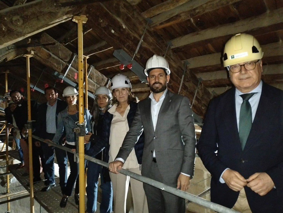El delegado de Cultura de la Junta en Granada, David Rodríguez (2d), en una imagen de archivo de una visita a las cubiertas de la iglesia de la Encarnación (ARZOBISPADO) El delegado de Cultura de la Junta en Granada, David Rodríguez (2d), en una imagen de archivo de una visita a las cubiertas de la iglesia de la Encarnación (ARZOBISPADO)