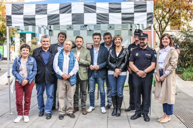 La concejala de Protección Ciudadana de Granada, Ana Agudo, atiende a un agente de Policía Local en presencia del portavoz del gobierno local, Jorge Saavedra -(AYUNTAMIENTO) La concejala de Protección Ciudadana de Granada, Ana Agudo, atiende a un agente de Policía Local en presencia del portavoz del gobierno local, Jorge Saavedra -(AYUNTAMIENTO)
