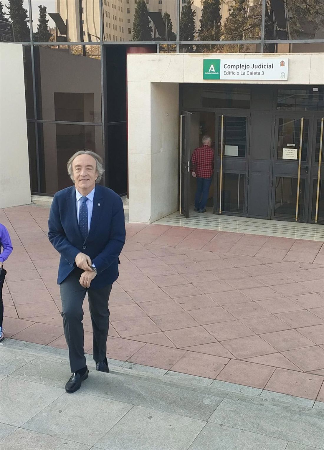 El delegado de Salud y Consumo de la Junta en Granada, Indalecio Sánchez-Montesinos, a la salida de los juzgados de Granada este martes en la mañana (EUROPA PRESS) El delegado de Salud y Consumo de la Junta en Granada, Indalecio Sánchez-Montesinos, a la salida de los juzgados de Granada este martes en la mañana (EUROPA PRESS)