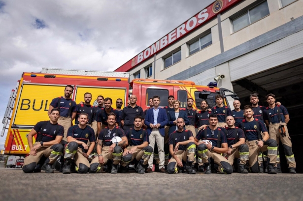 El portavoz del equipo de gobierno local de Granada, Jorge Saavedra, y la edil de Protección, Ana Agudo, en la imagen con los nuevos bomberos (AYUNTAMIENTO) El portavoz del equipo de gobierno local de Granada, Jorge Saavedra, y la edil de Protección, Ana Agudo, en la imagen con los nuevos bomberos (AYUNTAMIENTO)