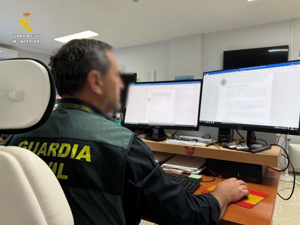 Agente de la Guardia Civil visionando varias pantallas. (GUARDIA CIVIL)