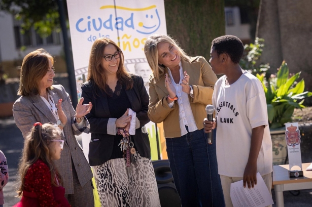 La alcaldesa de Granada, Marifrán Carazo, en el Colegio Ciudad de los Niños (AYUNTAMIENTO DE GRANADA) La alcaldesa de Granada, Marifrán Carazo, en el Colegio Ciudad de los Niños (AYUNTAMIENTO DE GRANADA)