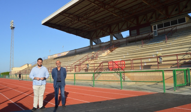 Salustiano Ureña, alcalde de Albolote, y Juan José Martínez, concejal de Deportes, en una visita a la grada del campo muniicipal de fútbol Salustiano Ureña, alcalde de Albolote, y Juan José Martínez, concejal de Deportes, en una visita a la grada del campo muniicipal de fútbol