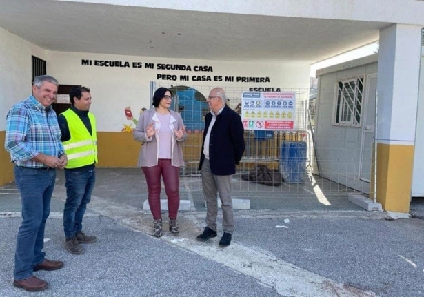 La delegada territorial de Desarrollo Educativo de la Junta en Granada, María José Martín, en una visita a La Zubia (JUNTA)