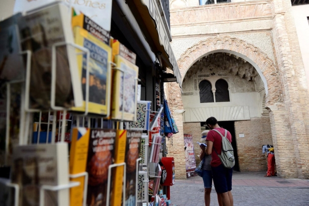 Accesos al Corral del Carbón. (JUNTA) Accesos al Corral del Carbón. (JUNTA)