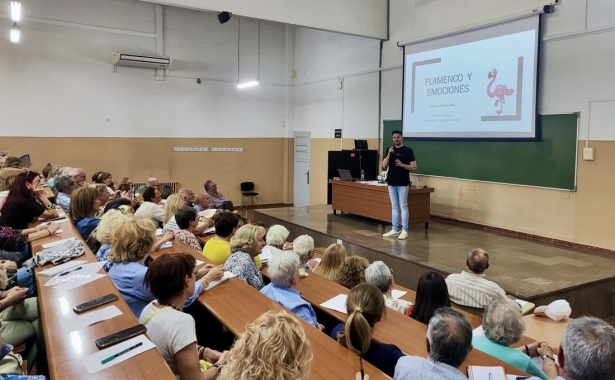Iván Centenillo en una conferencia (LA OFICINA DE LOS DESEOS) Iván Centenillo en una conferencia (LA OFICINA DE LOS DESEOS)