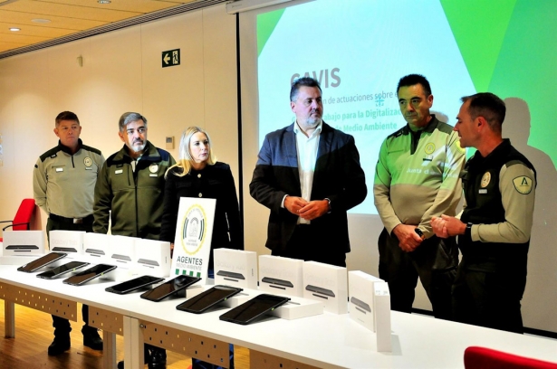 Entrega de tabletas para los agentes de medio ambiente en la provincia de Granada (JUNTA)