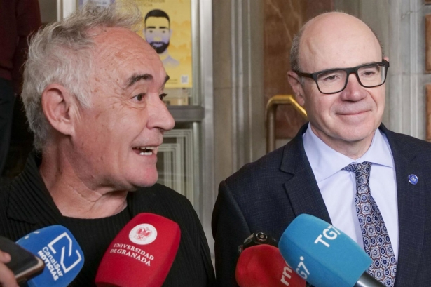 El chef Ferran Adrià ha atendido a los medios con, entre otros, el rector de la Universidad de Granada, Pedro Mercado (UGR) El chef Ferran Adrià ha atendido a los medios con, entre otros, el rector de la Universidad de Granada, Pedro Mercado (UGR)