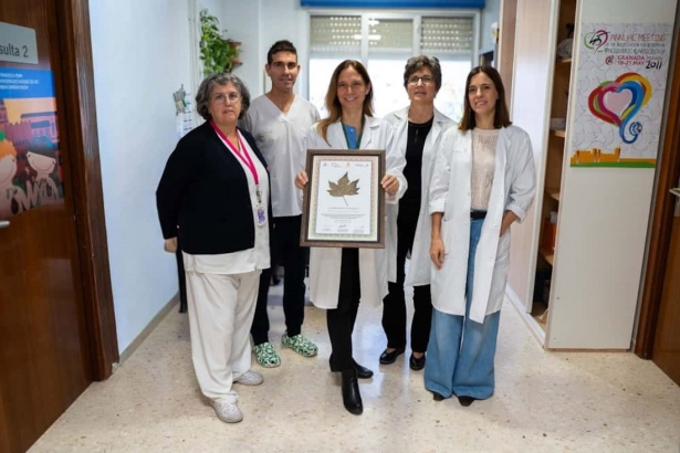 Francesca Perin muestra el premio junto a su equipo (HOSPITAL VIRGEN DE LAS NIEVES) Francesca Perin muestra el premio junto a su equipo (HOSPITAL VIRGEN DE LAS NIEVES)