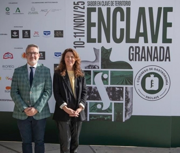 El diputado provincial de Fondos Europeos, Desarrollo, Industria y Empleo de la Diputación de Granada, Antonio Díaz, y la directora de Guía Repsol, María Ritter (GUÍA REPSOL)