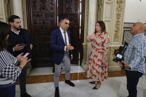 El presidente de la Diputación, Francis Rodríguez, se levanta y abandona la reunión de la Mesa del Aeropuerto (ÁLEX CÁMARA/EUROPA PRESS)