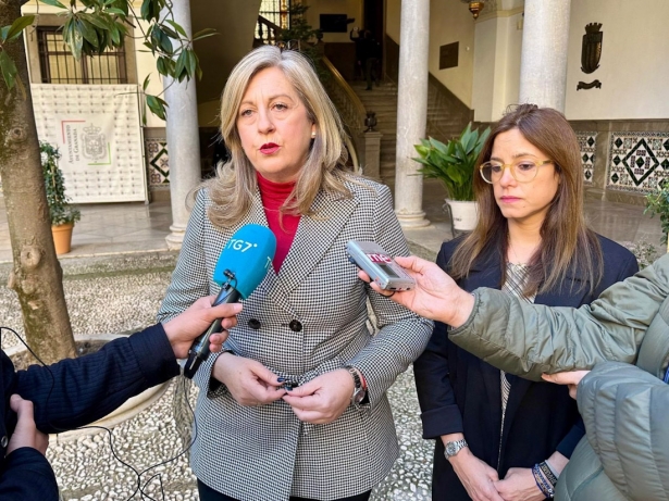 La portavoz de Vox en el Ayuntamiento de Granada, Beatriz Sánchez Agustino, atiende a los medios en presencia de su viceportavoz, Mónica Rodríguez Gallego (VOX) La portavoz de Vox en el Ayuntamiento de Granada, Beatriz Sánchez Agustino, atiende a los medios en presencia de su viceportavoz, Mónica Rodríguez Gallego (VOX)