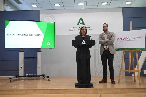 La delegada territorial de Inclusión Social de la Junta en Granada, Matilde Ortiz, y el coordinador provincial del IAJ, José Luis de la Torre (JUNTA)