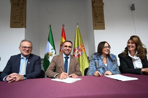 El presidente de la Diputación de Granada, Francis Rodríguez, firma la adquisición de la Casa Dengra en presencia, a su derecha en la imagen, del alcalde de Baza, Pedro Justo Ramos (DIPUTACIÓN)