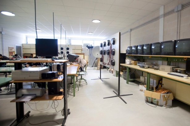 Material y equipamiento en colegios y centros educativos (JUNTA DE ANDALUCÍA) Material y equipamiento en colegios y centros educativos (JUNTA DE ANDALUCÍA)