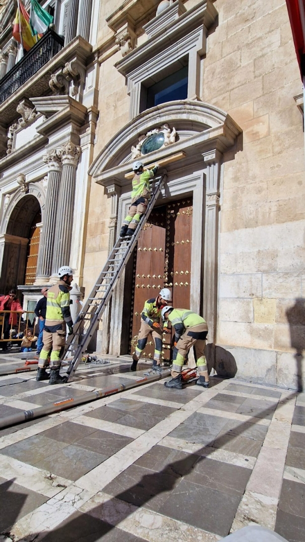 Labores del Servicio de Bomberos y el Grupo de Rescate en Entornos Patrimonales, en un simulacro de emergencia, evacuación y salvaguarda del patrimonio artístico y cultural en la fachada del Palacio de la Real Chancillería de Granada (AYUNTAMIENTO) Labores del Servicio de Bomberos y el Grupo de Rescate en Entornos Patrimonales, en un simulacro de emergencia, evacuación y salvaguarda del patrimonio artístico y cultural en la fachada del Palacio de la Real Chancillería de Granada (AYUNTAMIENTO)