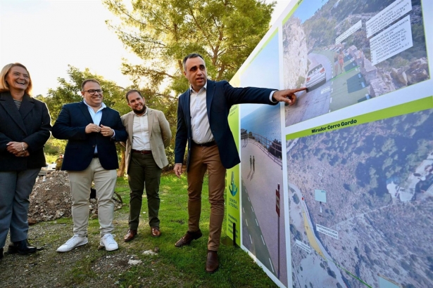 Desde la izquierda de la imagen los alcaldes de Motril y de Almuñécar, Luisa García Chamorro y Juanjo Ruiz Joya, el diputado provincial de Obras, José Ramón Jiménez, y el presidente de la Diputación de Granada, Francis Rodríguez (DIPUTACIÓN) Desde la izquierda de la imagen los alcaldes de Motril y de Almuñécar, Luisa García Chamorro y Juanjo Ruiz Joya, el diputado provincial de Obras, José Ramón Jiménez, y el presidente de la Diputación de Granada, Francis Rodríguez (DIPUTACIÓN)