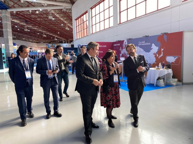 El delegado del Gobierno andaluz en Granada, Antonio Granados, primero por la derecha en la imagen, en la visita a la 40ª Feria Acutelan en Fermasa (JUNTA) El delegado del Gobierno andaluz en Granada, Antonio Granados, primero por la derecha en la imagen, en la visita a la 40ª Feria Acutelan en Fermasa (JUNTA)