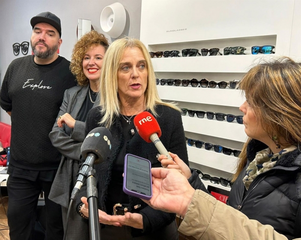 Imagen de archivo de la concejala de Comercio de Granada, Elisa Campoy, atiende a los medios (AYUNTAMIENTO)