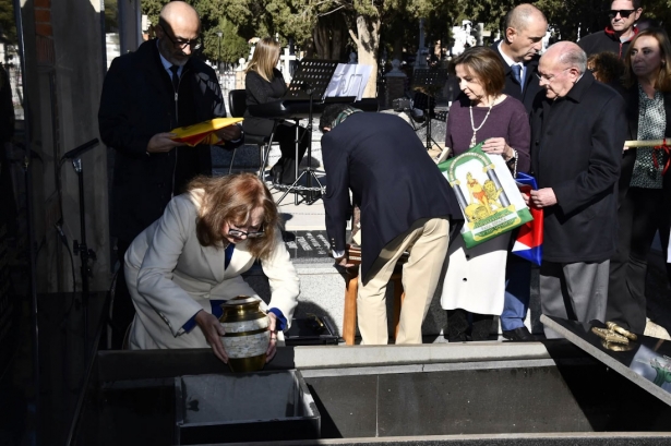 Carmina Cortacero deposita las cenizas de Francisco Carvajal Narváez en el panteón familiar (ALBOLOTE INFORMACIÓN) Carmina Cortacero deposita las cenizas de Francisco Carvajal Narváez en el panteón familiar (ALBOLOTE INFORMACIÓN)