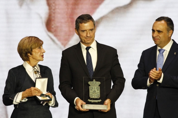 Hijo y viuda de Luis Portero reciben el reconocimiento (J. PALMA)