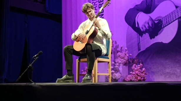 El guitarrista ucraniano Vladylav Indyk cerró la primera eliminatoria en el centro cívico de La Herradura (CERTAMEN INTERNACIONAL DE GUITARRA ANDRÉS SEGOVIA)