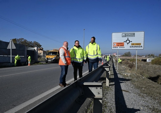 Diputación de Granada ejecuta una campaña de limpieza de basura en cunetas en carreteras del área metropolitana. (DIPUTACIÓN DE GRANADA) Diputación de Granada ejecuta una campaña de limpieza de basura en cunetas en carreteras del área metropolitana. (DIPUTACIÓN DE GRANADA)