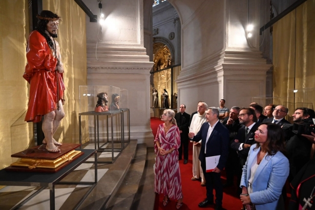 La consejera de Cultura y Deporte, Patricia del Pozo, ante el Señor de la Sentencia de Granada en la exposición `José de Mora. El barroco espiritual` (JUNTA DE ANDALUCÍA) La consejera de Cultura y Deporte, Patricia del Pozo, ante el Señor de la Sentencia de Granada en la exposición `José de Mora. El barroco espiritual` (JUNTA DE ANDALUCÍA)