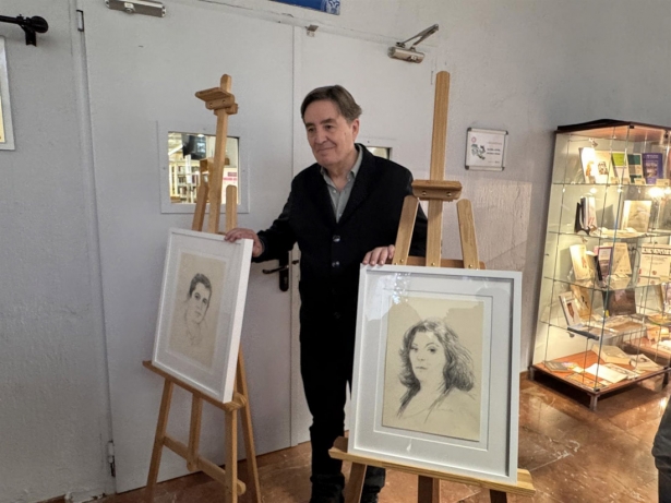 Luis García Montero posa junto a dos retratos del legado literario donado a la Universidad de Granada (UNIVERSIDAD DE GRANADA) Luis García Montero posa junto a dos retratos del legado literario donado a la Universidad de Granada (UNIVERSIDAD DE GRANADA)