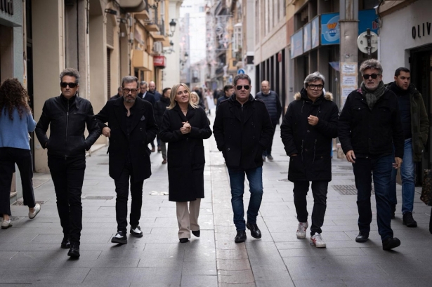 La alcaldesa de Granada, Marifrán Carazo, en la calle Puentezuelas con miembros de 091 y de la industria musical granadina (AYUNTAMIENTO) La alcaldesa de Granada, Marifrán Carazo, en la calle Puentezuelas con miembros de 091 y de la industria musical granadina (AYUNTAMIENTO)