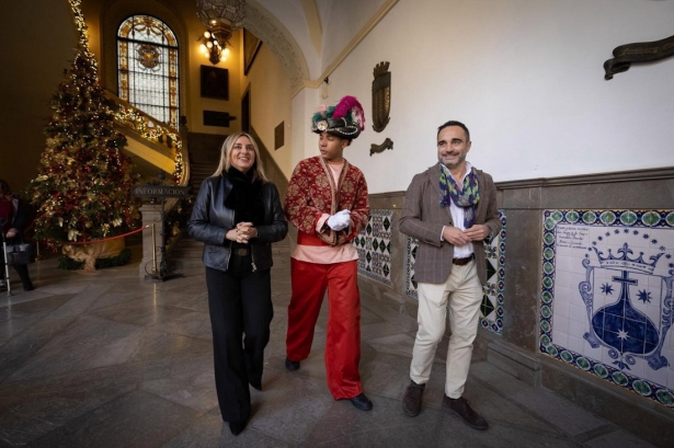 Llegada del Cartero Real en el Ayuntamiento de Granada con la alcaldesa, Marifrán Carazo, y el director de Ideal, Quico Chirino (AYUNTAMIENTO) Llegada del Cartero Real en el Ayuntamiento de Granada con la alcaldesa, Marifrán Carazo, y el director de Ideal, Quico Chirino (AYUNTAMIENTO)