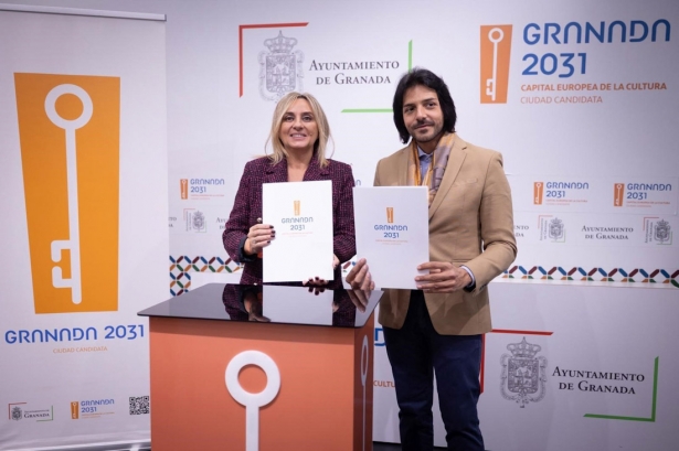 La alcaldesa de Granada, Marifrán Carazo, y el guitarrista Juan Habichuela Nieto (AYUNTAMIENTO) La alcaldesa de Granada, Marifrán Carazo, y el guitarrista Juan Habichuela Nieto (AYUNTAMIENTO)