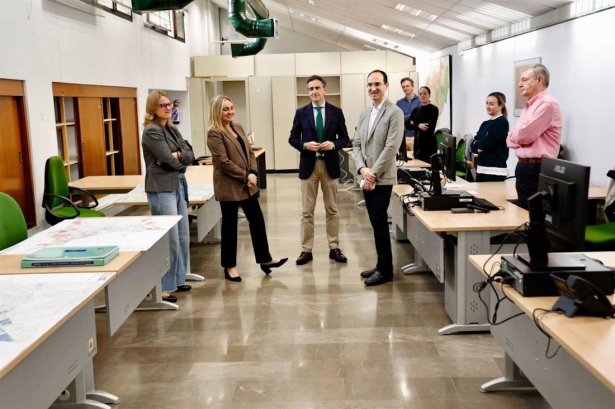 La alcaldesa de Granada, Marifrán Carazo, visitó la oficina redactora del PGOM con motivo de su activación en la Plaza del Carmen (AYUNTAMIENTO)