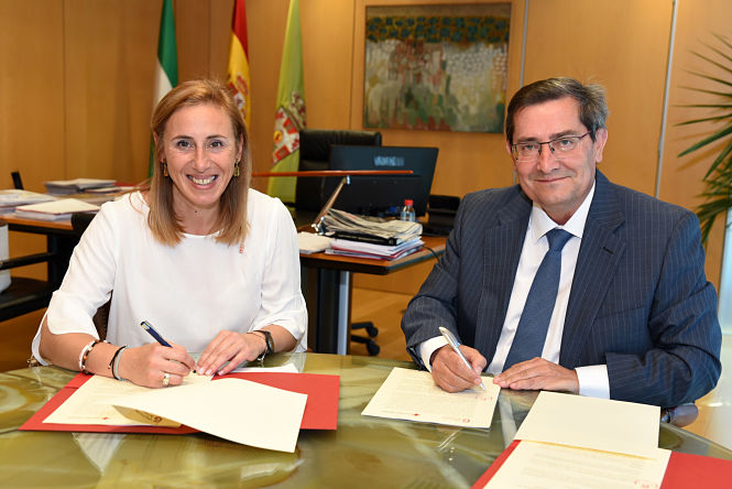 Firma del convenio entre José Entrena y Eugenia Rodríguez (J. GROSSO / DIPGRA)