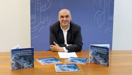 Gregorio Morales durante la presentación de la publicación del Plan Local de Zonas Desfavorecidas de Motril (AYTO. MOTRIL)