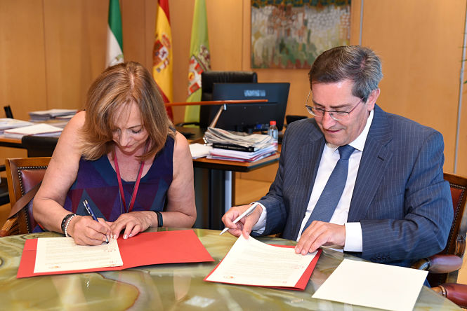El presidente de la Diputación de Granada, José Entrena, y la presidenta de la Asociación Granadina de Amistad con la República Árabe Saharaui Democrática, Gracia Fernández firman el convenio (J. GROSSO / DIPGRA) 