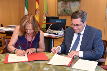 El presidente de la Diputación de Granada, José Entrena, y la presidenta de la Asociación Granadina de Amistad con la República Árabe Saharaui Democrática, Gracia Fernández firman el convenio (J. GROSSO / DIPGRA) El presidente de la Diputación de Granada, José Entrena, y la presidenta de la Asociación Granadina de Amistad con la República Árabe Saharaui Democrática, Gracia Fernández firman el convenio (J. GROSSO / DIPGRA)